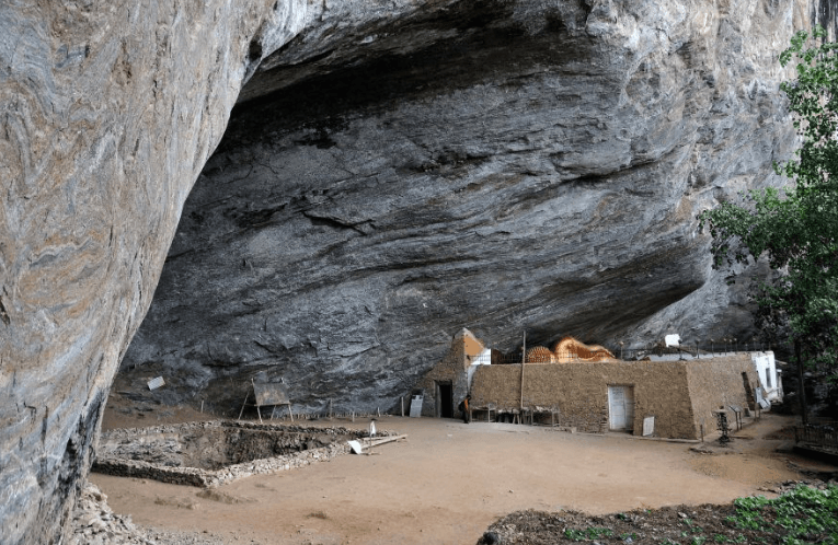 Pahiyangala Cave entrance, Sri Lanka