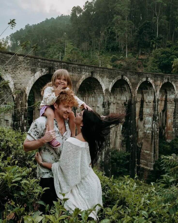 Family discovering Sri Lanka
