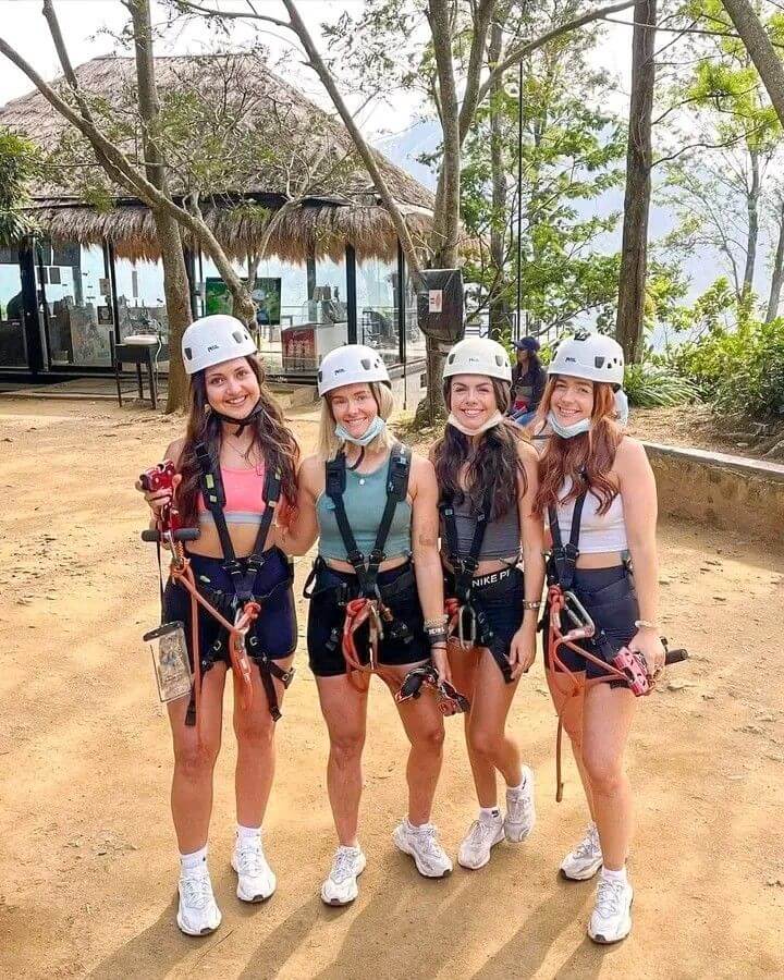 Group travelling through Sri Lanka