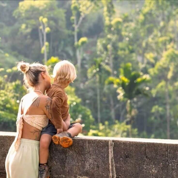 Parent and child travelling together in Sri Lanka